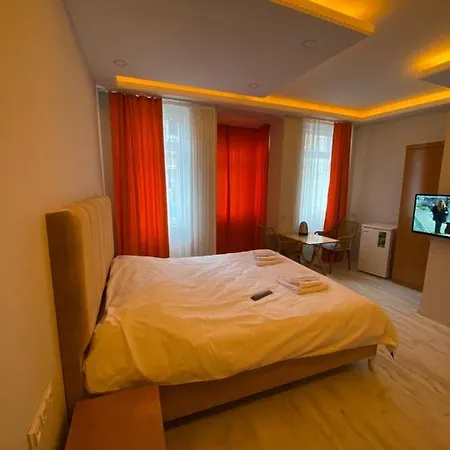 Bigg Leon Hotel Couette-café *