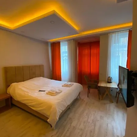 Bigg Leon Hotel Couette-café *